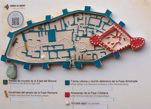 Castillo de Baños de la Encina: plano en un cartel del propio monumento