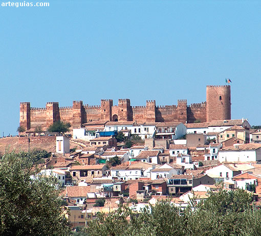 Castillo de Baños de la Encina visto desde la lejanía
