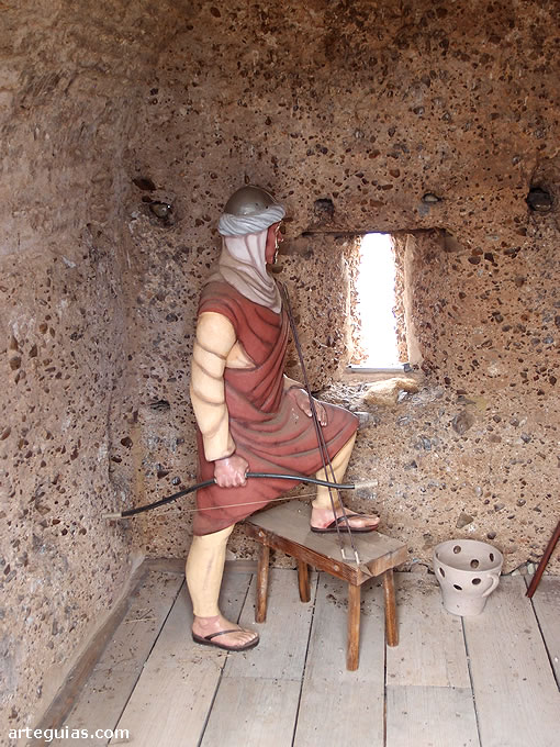 Maniquí de un soldado almohade defendiendo el castillo