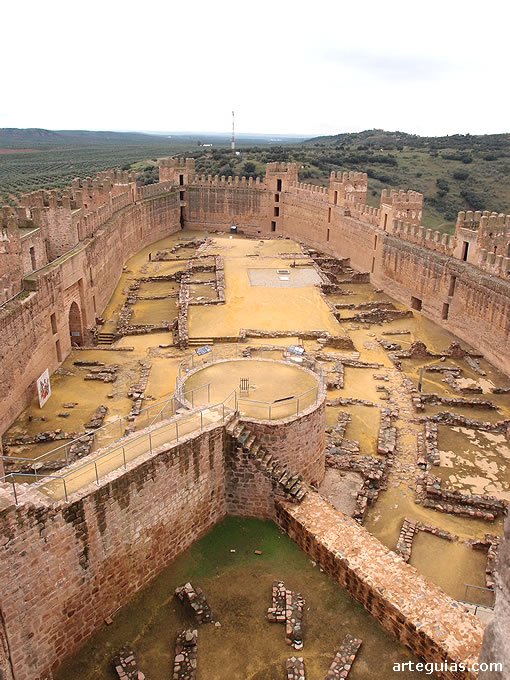 Inmenso conjunto arqueológico del interior del Castillo de Baños de la Encina