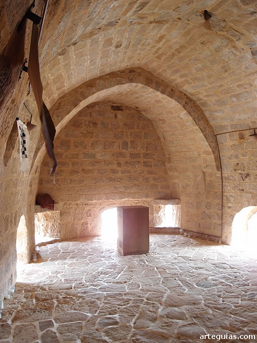 Sala abovedada intermedia en la torre del homenaje