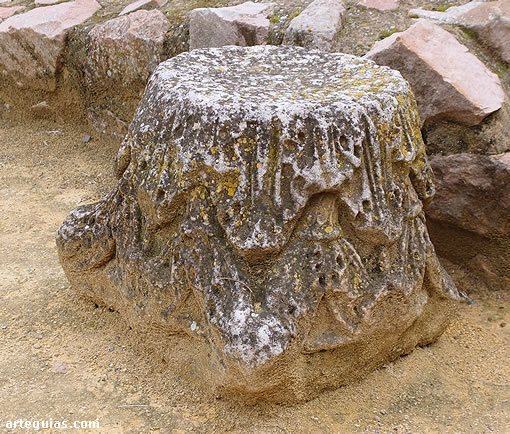 Capitel romano en el patio de armas del Castillo de Baños de la Encina