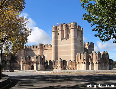 Imponente Torr del Homenaje situada en el costado oriental de la fortaleza