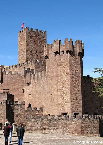 La torre de Undués, en primer plano