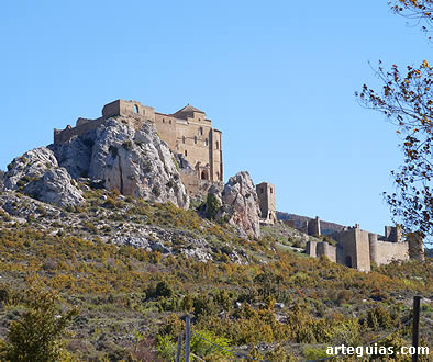 El castillo de Loarre encaramado sobre gandes pe&ntilde;as