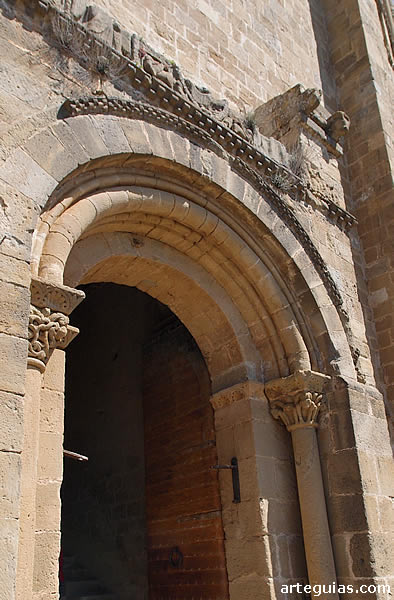 Puerta rom&aacute;nica de entrada al conjunto de la fortaleza de Loarre