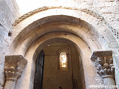 Otra vista de esta puerta de acceso, Obra de tiempos de Sancho Ram&iacute;rez. Rom&aacute;nico Pleno Jaqu&eacute;s