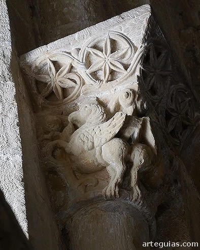 Grifos en uno de los ventanales meridionales de San Pedro de Loarre