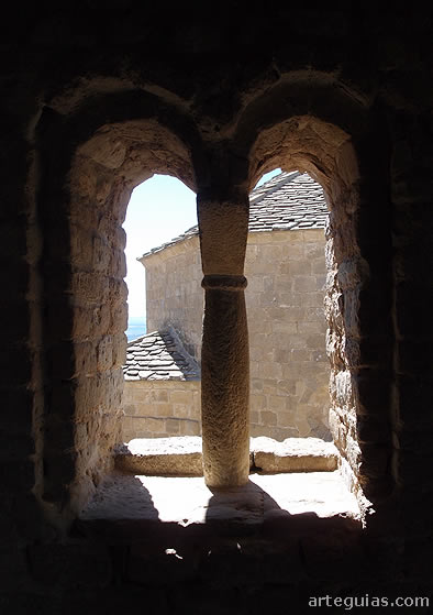 Ventana lombarda de la llamada  Torre de la Reina