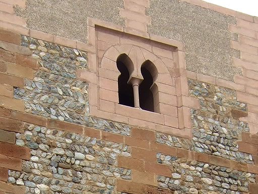 Ajimez con arcos túmidos. Se trata de una resconstrucción moderna