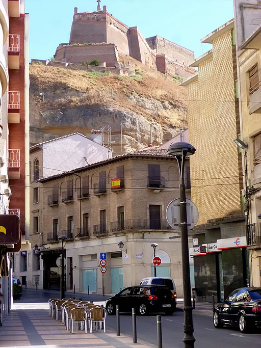 El castillo domina desde su alto cerro las calles de Monzón