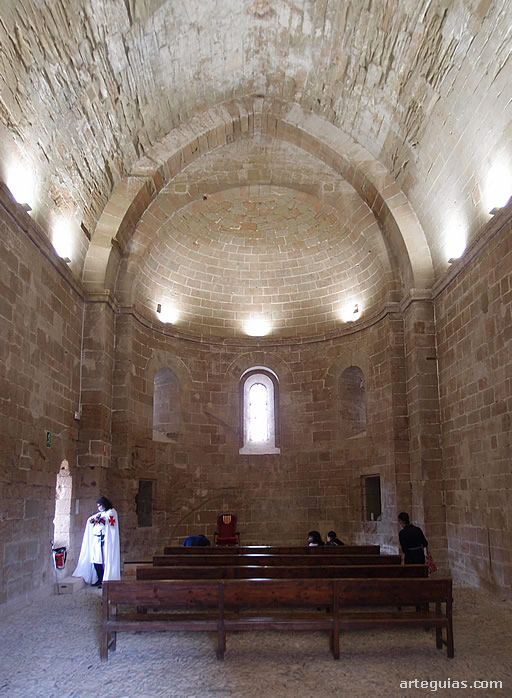 La iglesia o capilla es un monumental templo abovedado con medio cañón y cuarto de esfera