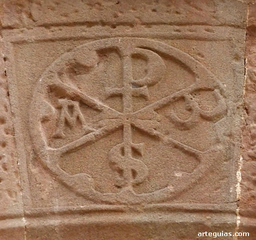 Crismón de la puerta de la capilla