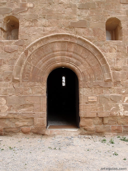 Puerta románica de la capilla
