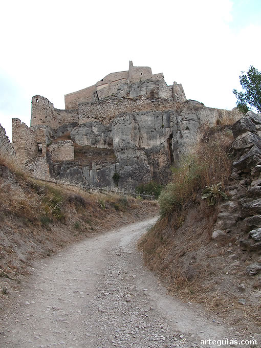 Camino conduce al Castillo de Morella desde el Convento de San Francisco