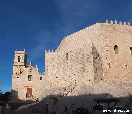 La Ermita de la Virgen de la Ermitana y el castillo de Peñíscola
