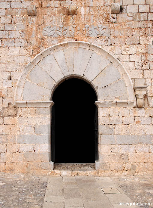 Puerta de entrada a la iglesia o capilla del castillo