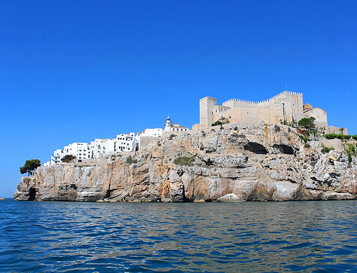 Peñíscola desde el mar que la rodea