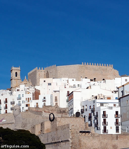 El castillo dominando el blanco caserío de Peñíscola