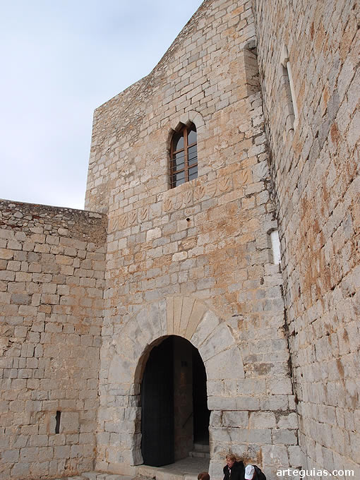 Lienzo de muralla y entrada al castillo de Peñíscola
