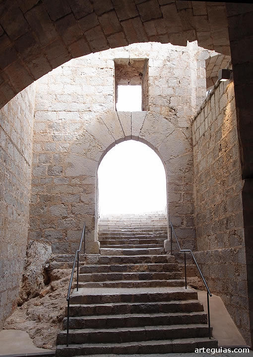 Escalera de subida al patio de armas
