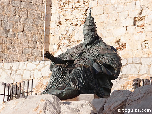 Estatua de Bendicto XIII. El Papa Luna