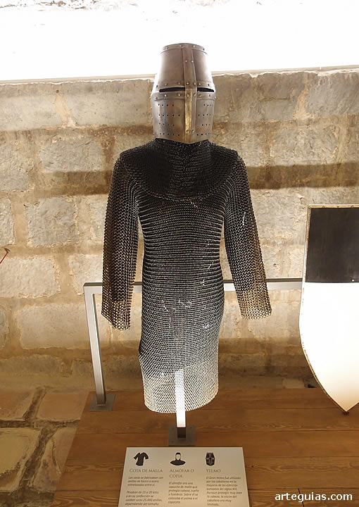 Una de las salas del castillo tiene reproducciones de armas medievales