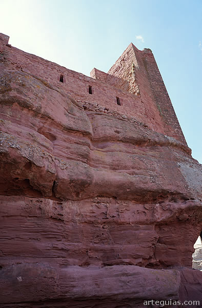 Los muros del castillo se mimetizan con la roca en que se asienta