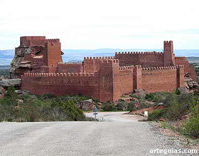 El castillo de Peracense desde la llegada por carretera