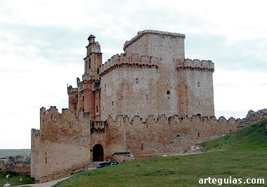 Castillo de Turegano desde el este, con la puerta en primer t&eacute;rmino