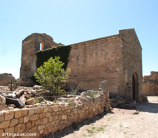 Capilla: iglesia románica del interior del castillo
