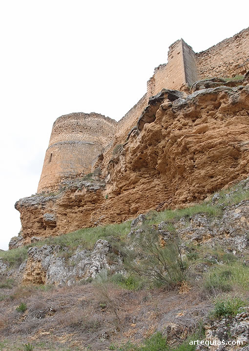 Costado este del castillo con el cubo del ábside de la iglesia