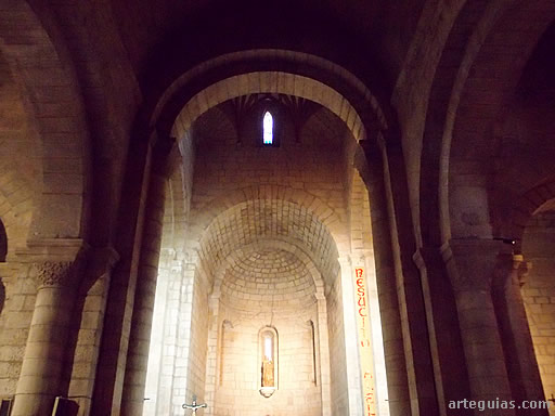 Interior perfectamente románico de la concatedral de Santa María del Romeral de Monzón, Huesca
