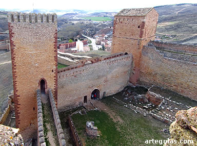 Torres que flanquean la entrada al recinto interior del castillo de Molina de Arag&oacute;n