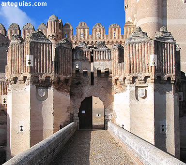 Entrada al castillo de Coca, uno de los muchos que fue residencia nobiliaria