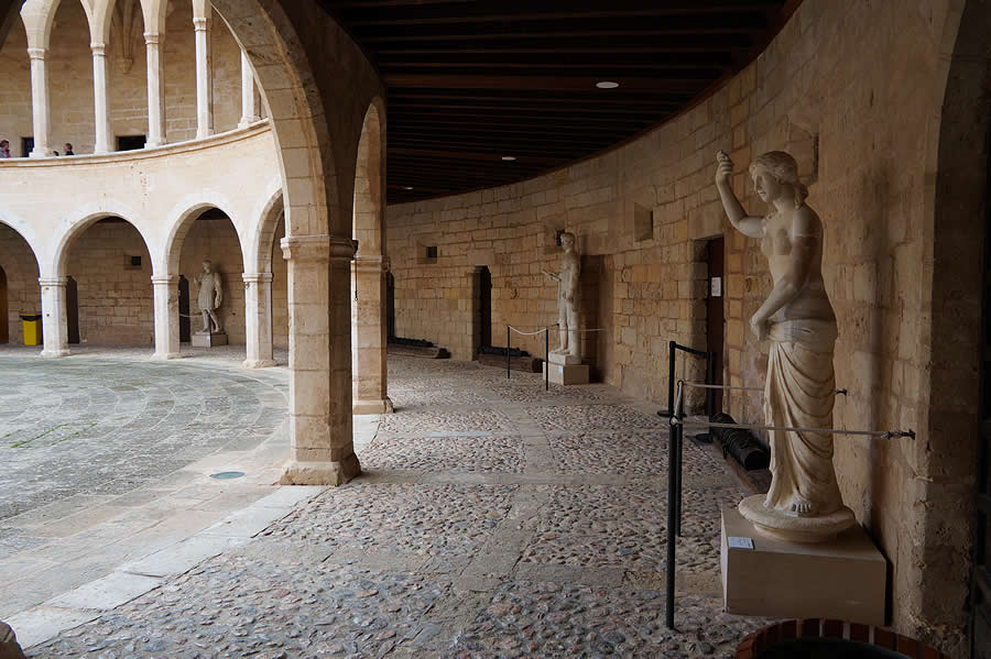 Galería del patio de armas de esta fortificación mallorquina