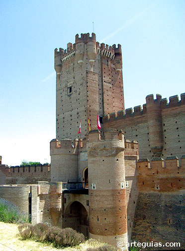 Puente levadizo de acceso al castillo y torre del homenaje