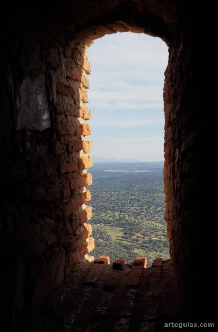 Ventana del castillo desde donde se divisan preciosos paisajes de la dehesa cacereña