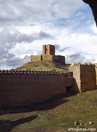 La Torre de Arag&oacute;n vista desde el castillo