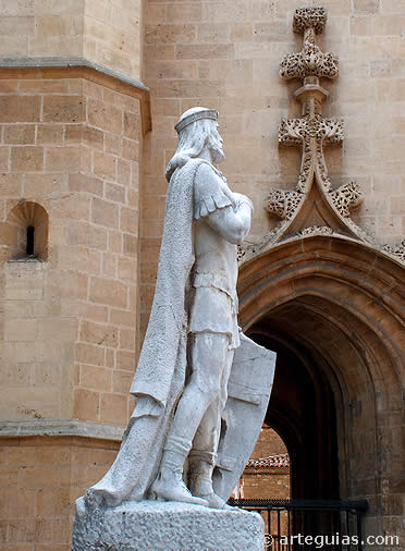 Estatua de Alfonso II junto a la catedral