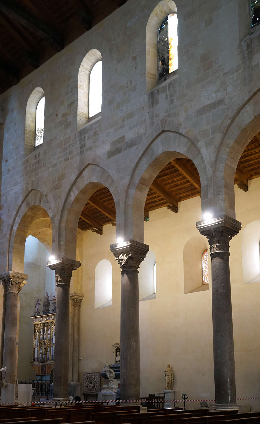Sencillo alzado de la nave central: arcos formeros y claristorio