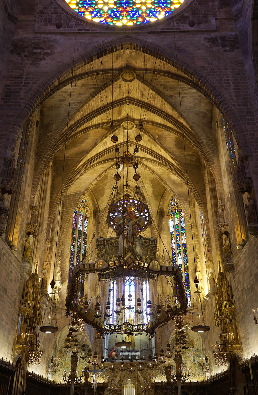 baldaquino-sagrario colgante de Gaudí