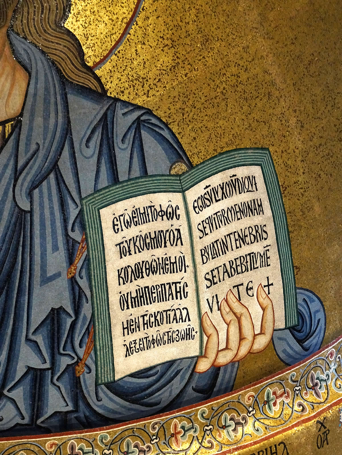 Primer plano de la Biblia del Pantocrator de Cefalú