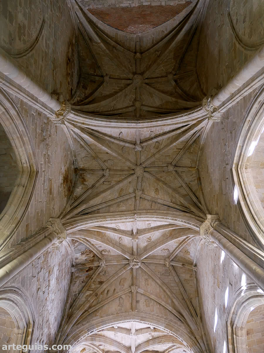 Catedral Vieja de Plasencia, Cáceres: bóvedas de crucería con terceletes de la nave central