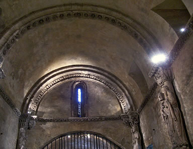 Nave rom&aacute;nica -fruto de la reforma del s. XII- de la Capilla de San Miguel de la C&aacute;mara Santa