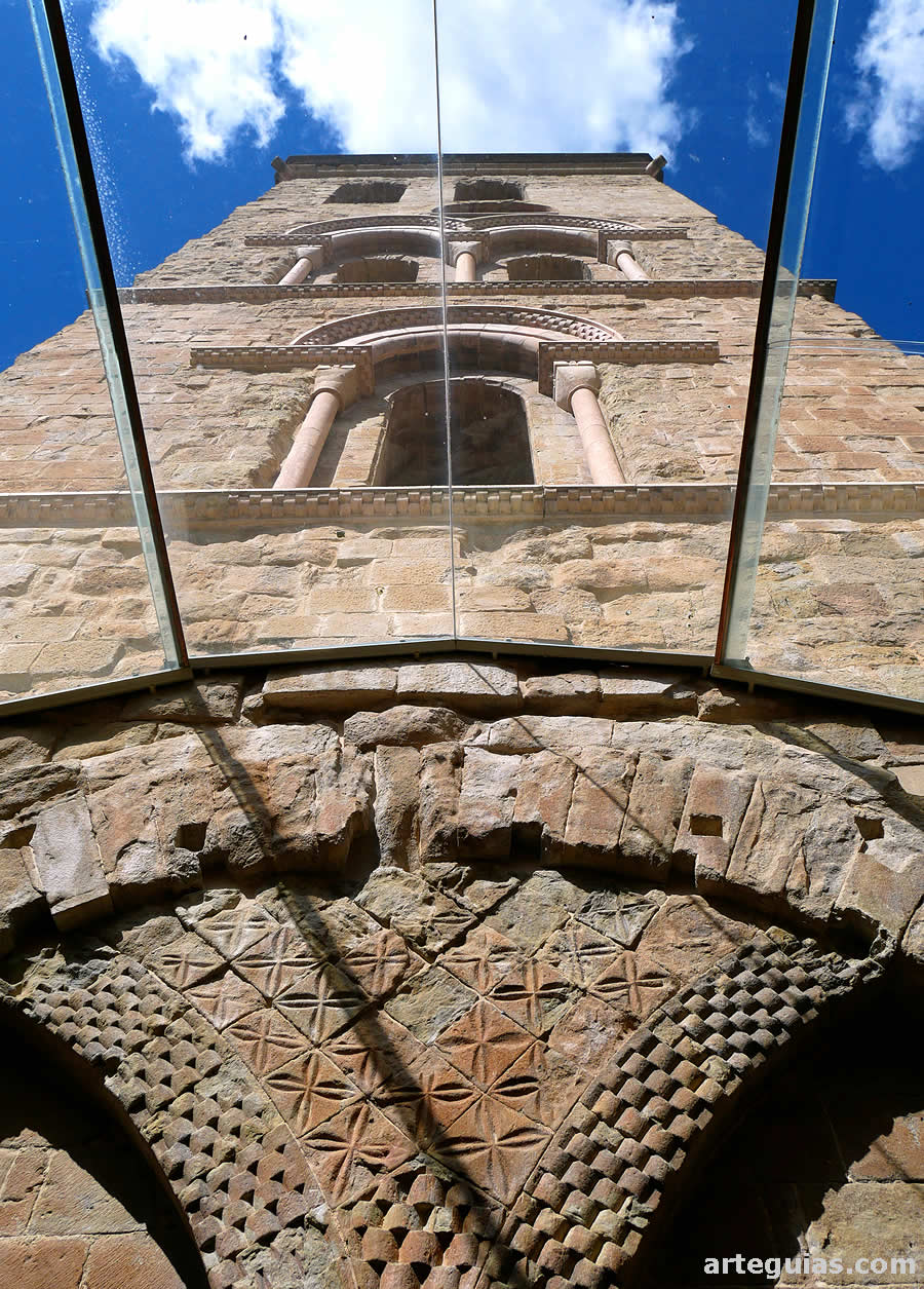 La torre vista desde el Museo Diocesano de Solsona