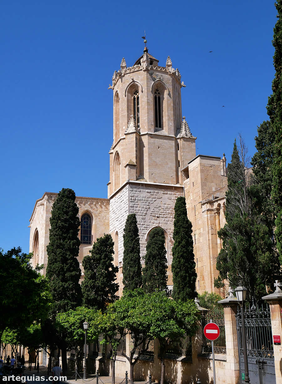 La catedral de Tarragona desde el sureste con el campanario en primer plano
