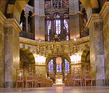 Capilla Palatina de Aquisgr&aacute;n: n&uacute;cloe v&iacute;sto desde el piso inferior del deambulatorio