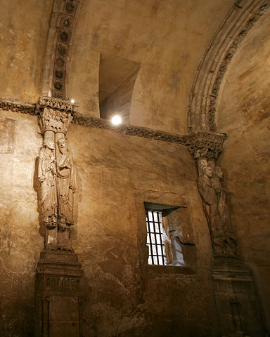 Muros y esculturas rom&aacute;nicas en la Capilla de San Miguel