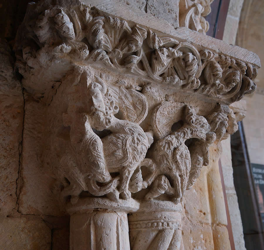 Capitel con arpía y dragones en la sala capitular